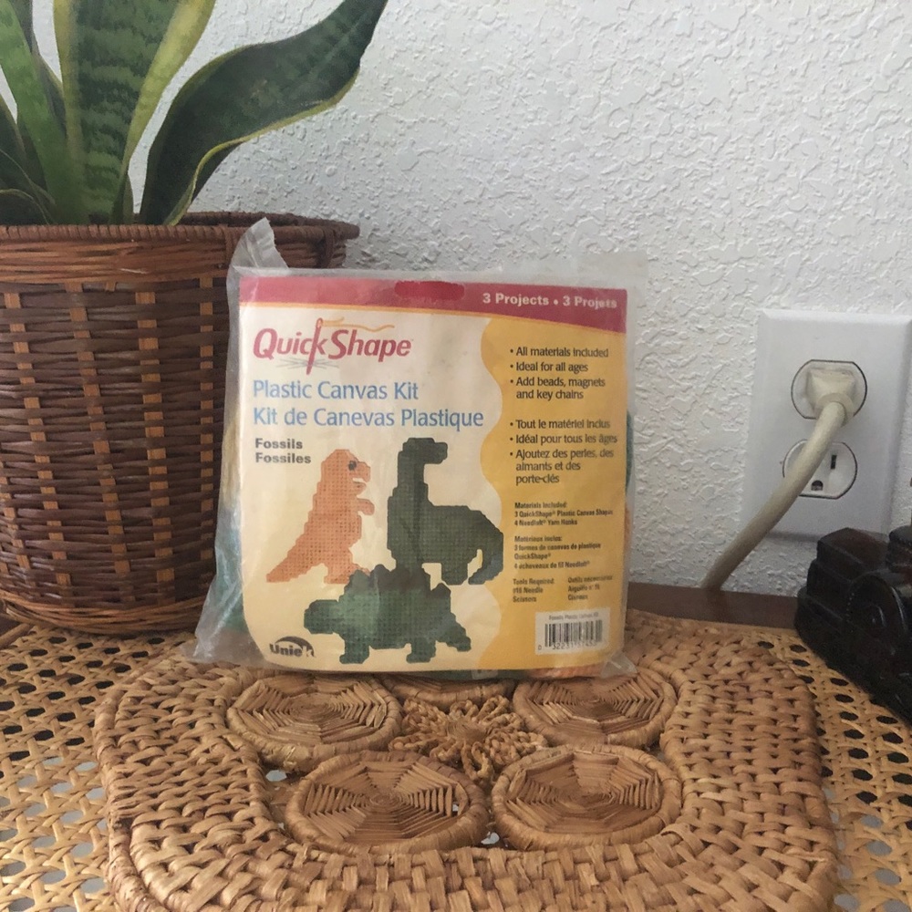 New Old Stock Quick Shape Plastic Canvas Fossils Kit - Picture 4 of 10
